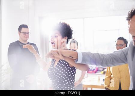 Collègues de travail d'équipe, tenant les mains couvrant les yeux Banque D'Images