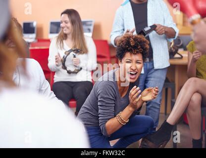 Amis jouant des instruments de musique et danse, smiling Banque D'Images