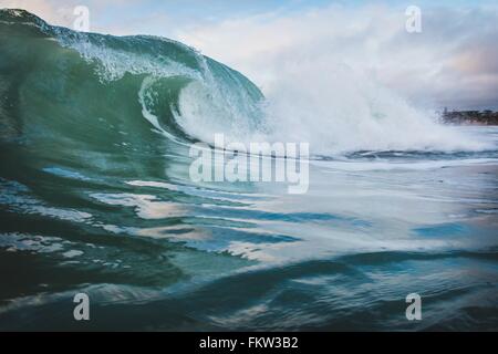 Vue du niveau de la surface de l'océan bleu du matériel roulant et des éclaboussures des vagues près de la côte, Encinitas, Californie, USA Banque D'Images