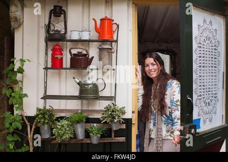 Portrait of young woman on cabin porch Banque D'Images