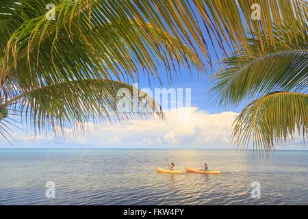 Vue éloignée sur couple kayak de mer, St Georges Caye, Belize, Amérique Centrale Banque D'Images