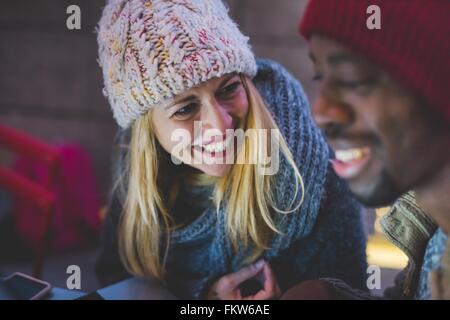 Couple chatting and smiling Banque D'Images