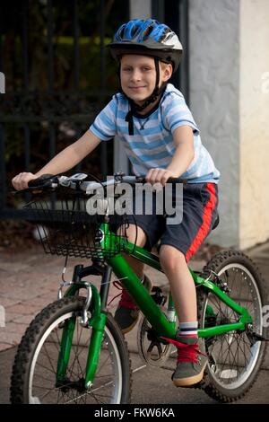 Boy riding bicycle sur le pavé Banque D'Images