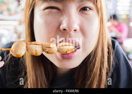 Asia girl eating meat balls Banque D'Images