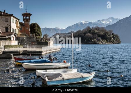 Bateaux ancrés près de villa au bord du lac, le lac de Côme, Italie Banque D'Images