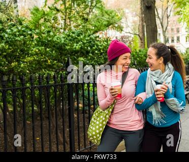 Marcher avec des jumeaux en café park Banque D'Images