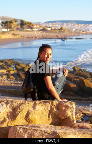 Jeune femme de 20 ans sur la plage à Taghazout, - Maroc Banque D'Images