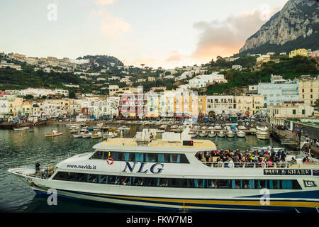 Coucher de soleil sur la Marina Grande, l'île de Capri Croisière .le transport à l'un des plus populaires de déplacement dans le monde. Banque D'Images