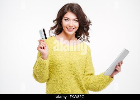 Jeune femme carte bancaire et tablette ordinateur isolé sur fond blanc Banque D'Images