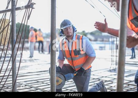 Chef de site expliquant à builder on construction site Banque D'Images