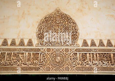 Détail de mur (islamique) et la calligraphie arabe ornement à Alhambra, Grenade, Espagne. 800 ans, patrimoine de l'UNESCO. Banque D'Images