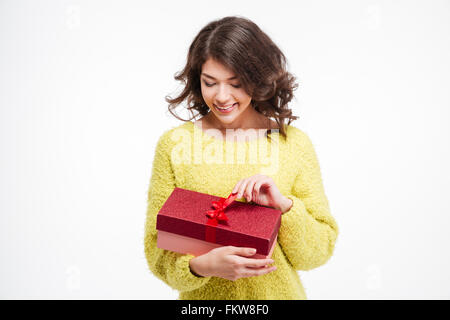 Happy young woman holding present fort isolé sur fond blanc Banque D'Images