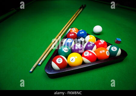 Boules de billard pool sur table verte Banque D'Images