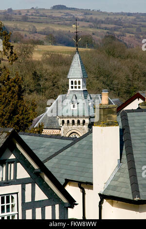 Vue sur le toit de la tour de l'horloge à Hay-on-Wye montrant le Radnorshire collines au loin Banque D'Images