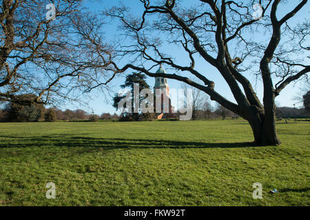 Royal Victoria Country Park, l'abbaye de Netley, Hampshire. La chapelle désaffectée, maintenant le centre d'accueil, est à l'arrière-plan Banque D'Images