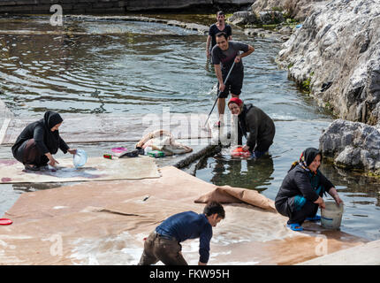 Lavage de tapis traditionnel de printemps au printemps à Rayy Cheshmeh Ali dans le sud de Téhéran. Banque D'Images