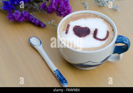 Café chaud avec lait mousse motif art I LOVE U Banque D'Images