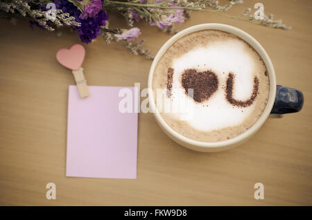 Café chaud avec lait mousse motif art I LOVE U Banque D'Images