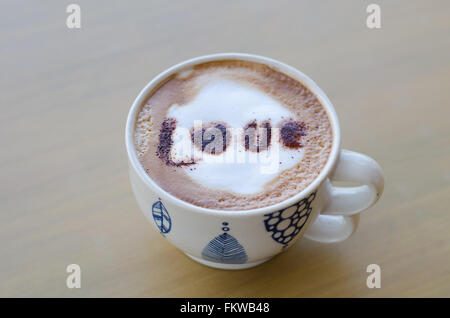 Café chaud avec lait mousse amour modèle art Banque D'Images