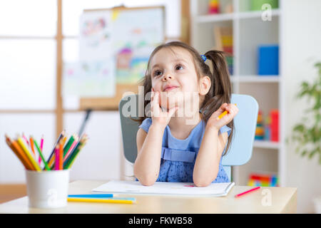 Fille enfant rêveur dessin avec crayons de couleur Banque D'Images