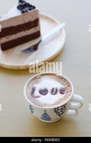 Café chaud avec lait mousse amour modèle art Banque D'Images