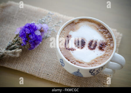 Café chaud avec lait mousse amour modèle art Banque D'Images