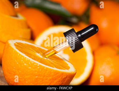 Bouteille d'huile essentielle d'oranges sur fond de bois - la médecine alternative Banque D'Images