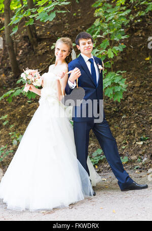 Bride and Groom holding a sign. Banque D'Images