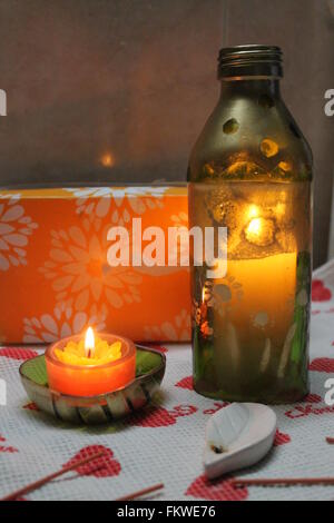 Bougies orange en forme de fleurs burn in fragile le flacon en verre décoré comme abat-jour Banque D'Images