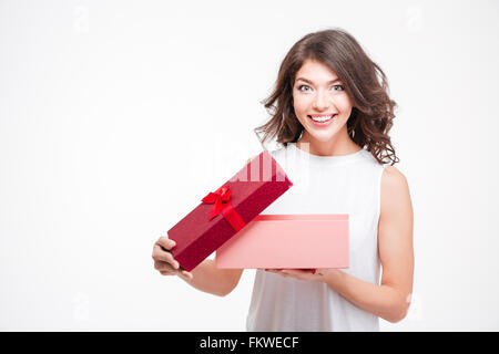 Portrait of a smiling Beautiful woman opening gift box isolé sur fond blanc Banque D'Images