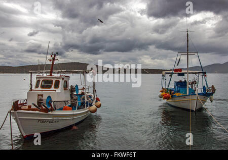 Beforetraditonal les bateaux de pêche en Grèce La tempête Banque D'Images