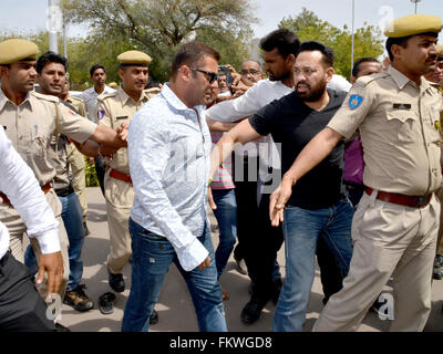 Jodhpur, Inde. 10 Mar, 2016. La star de cinéma de Bollywood Salman Khan quitte après un produire à Jodhpur cour dans la Loi sur les armes contre lui connecté à du braconnage des ours blackbuck à Jodhpur (Inde). L'acteur est accusé de chasser et tuer le cerf en danger pendant le tournage de son film ''SHum Saath Hain aath'' à Jodhpur, Rajasthan, Inde. Credit : Mohammed Sharif/Pacific Press/Alamy Live News Banque D'Images