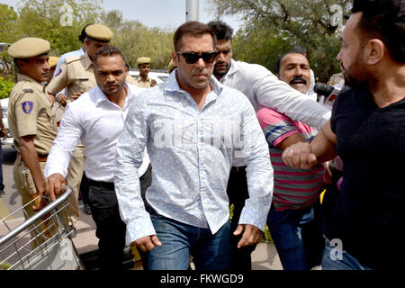 Jodhpur, Inde. 10 Mar, 2016. La star de cinéma de Bollywood Salman Khan quitte après un produire à Jodhpur cour dans la Loi sur les armes contre lui connecté à du braconnage des ours blackbuck à Jodhpur (Inde). L'acteur est accusé de chasser et tuer le cerf en danger pendant le tournage de son film ''SHum Saath Hain aath'' à Jodhpur, Rajasthan, Inde. Credit : Mohammed Sharif/Pacific Press/Alamy Live News Banque D'Images