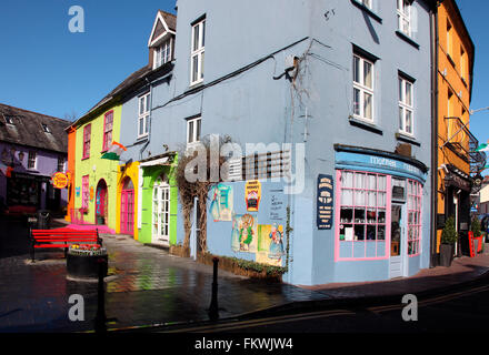 Scène de rue dans le quartier historique de Kinsale Banque D'Images