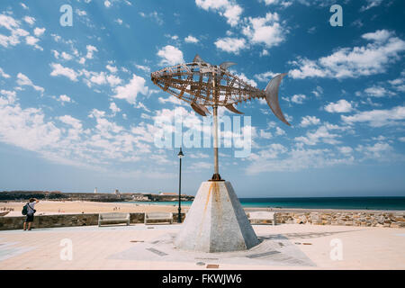 Tarifa, Espagne - 21 juin 2015 : girouette en forme de thon sur arrière-plan du paysage ensoleillé. Conçu par Pedro L.Barbera. Banque D'Images