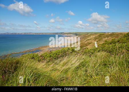 Vue du Pembrokeshire Coastal Path, regarder en arrière vers la plage de Newgale,à l'ouest du pays de Galles, Royaume-Uni. Banque D'Images