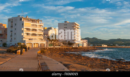 Coucher du soleil sur les plages d'Ibiza. Or comme le soleil se couche à St Antoni de Portmany Iles Baléares, Espagne. Banque D'Images