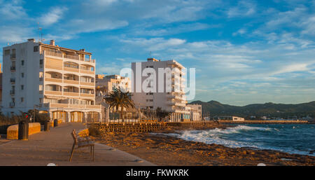 Coucher du soleil sur les plages d'Ibiza. Or comme le soleil se couche à St Antoni de Portmany Iles Baléares, Espagne. Banque D'Images