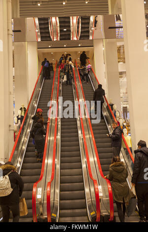 Escaliers mécaniques à l'INIQLO trendy store sur la 5e Avenue à Manhattan, New York City. Banque D'Images