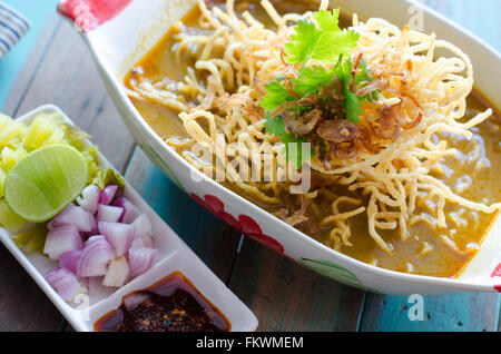 Dans nouilles oeufs Poulet au Curry (Thai Food nom Kao Soi Kai ) Banque D'Images