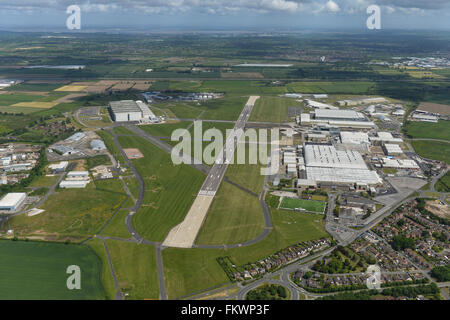 Une vue aérienne de l'aéroport de Hawarden, accueil de l'usine Airbus de Broughton Banque D'Images