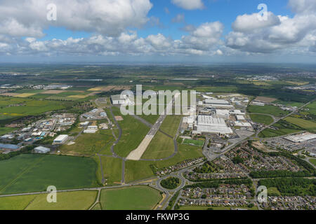 Une vue aérienne de l'aéroport de Hawarden, accueil de l'usine Airbus de Broughton Banque D'Images