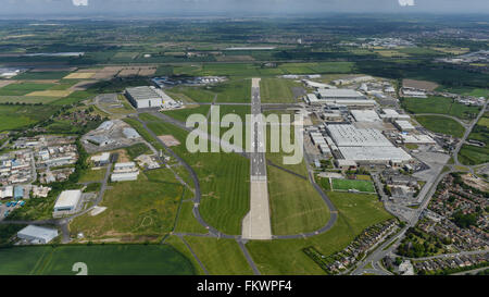 Une vue aérienne de l'aéroport de Hawarden, accueil de l'usine Airbus de Broughton Banque D'Images