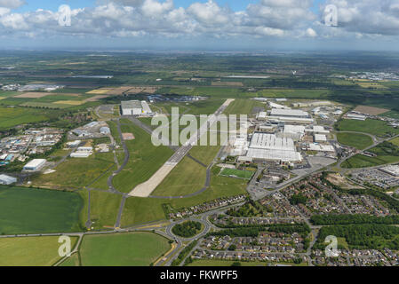 Une vue aérienne de l'aéroport de Hawarden, accueil de l'usine Airbus de Broughton Banque D'Images