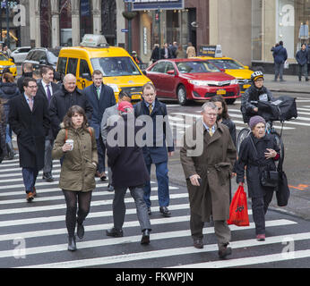 Les piétons traversent la 42e Rue sur la 5e Avenue à Manhattan, New York. Banque D'Images