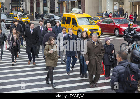 Les piétons traversent la 42e Rue sur la 5e Avenue à Manhattan, New York. Banque D'Images