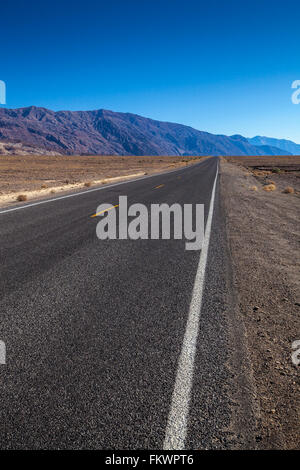 Route droite sans fin dans la région de Death Valley National Park Banque D'Images