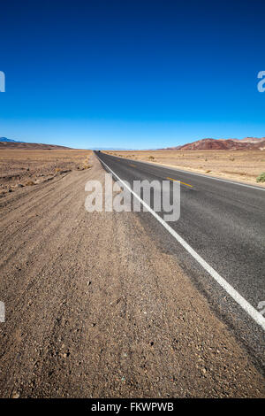 Route droite sans fin dans la région de Death Valley National Park Banque D'Images