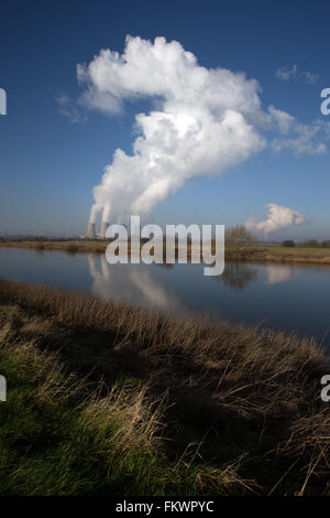 Les nuages au-dessus, dans le Nottinghamshire Puissance Cottam se reflète dans les eaux de la rivière Trent près de Torksey. Banque D'Images