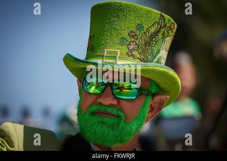 Delray Beach, Florida, USA. 10 Mar, 2016. Michael McCarroll, Lake Worth salue la foule au défilé de la Saint-Patrick sur Atlantic Avenue à Delray Beach le Samedi, Mars 15, 2014. Crédit : Document de cours/Le Palm Beach Post/ZUMA/Alamy Fil Live News Banque D'Images